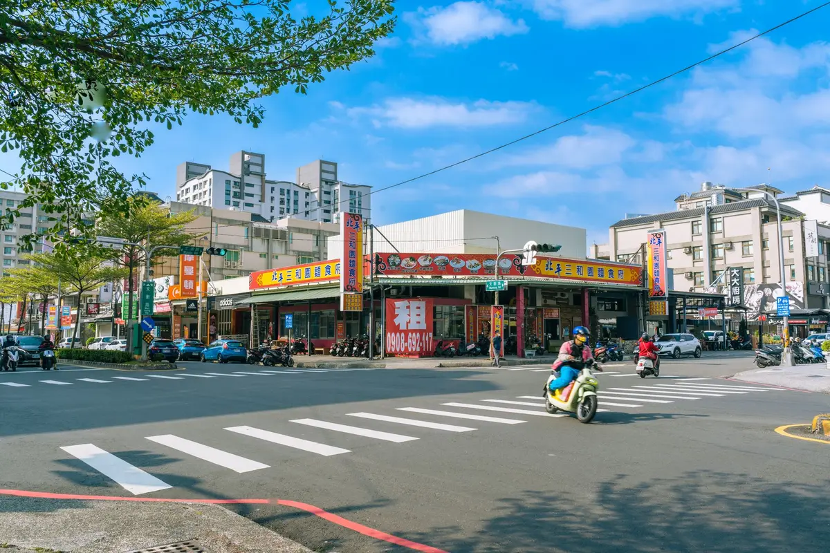 桃園在地商圈街道與店家街景（示意圖）