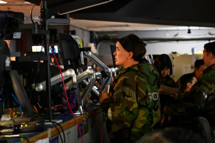 美韓聯合軍演期間美軍人員於空中作戰指揮中心作業畫面
