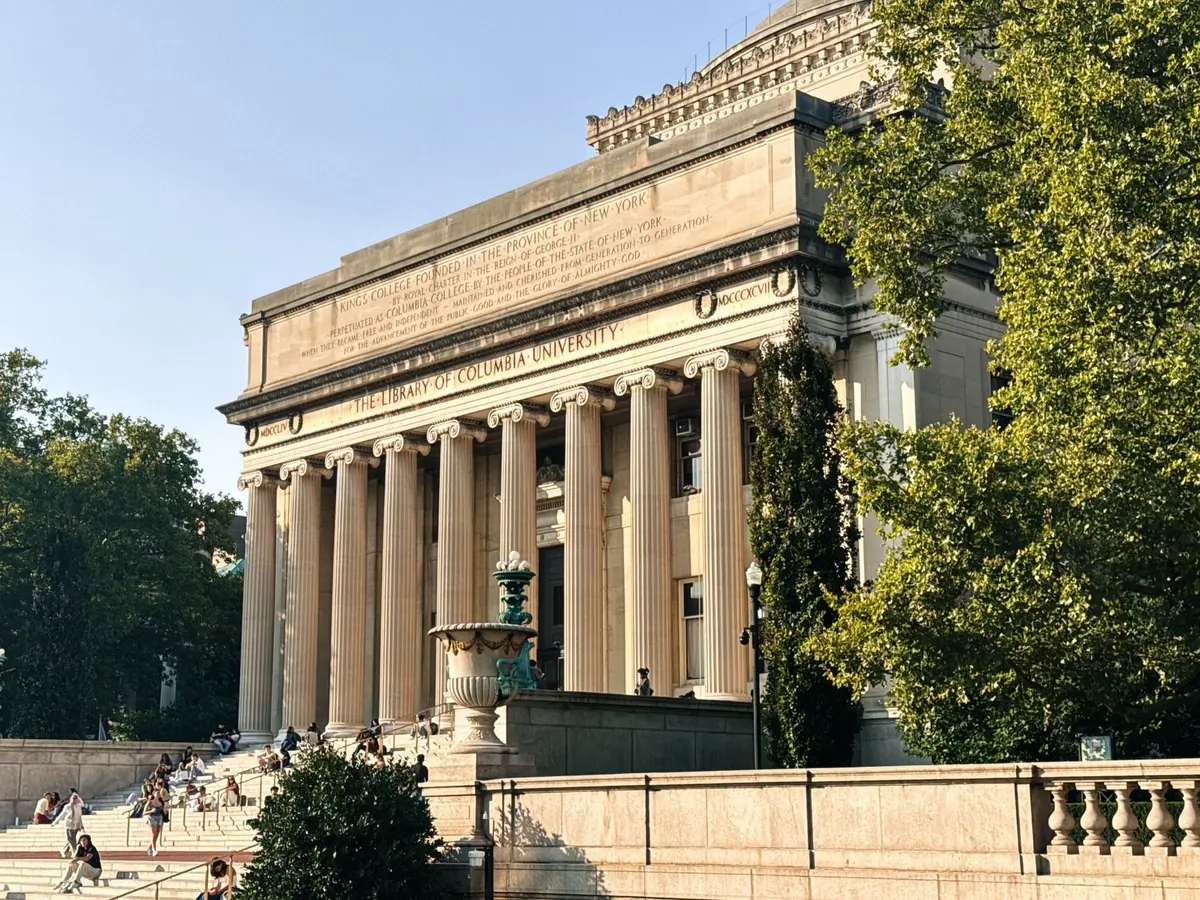 紐約哥倫比亞大學校園圖書館外觀，作為美國大學校園示意圖