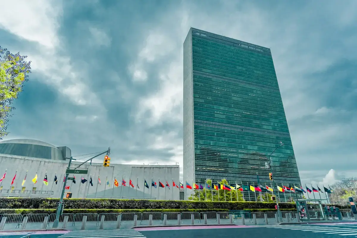 紐約聯合國總部外的旗幟與建築，象徵聯合國大會期間的外交會面