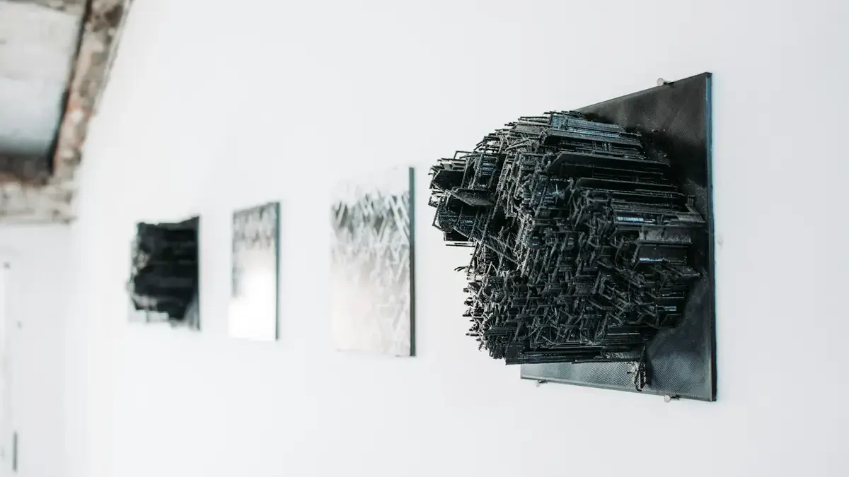 王綺穗個展《分水嶺》主視覺，藍色織紋背景中垂墜著一滴水珠意象的織品