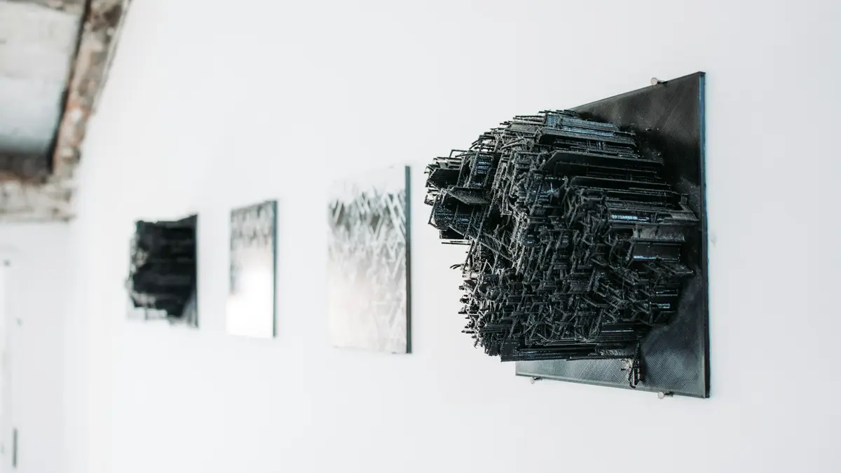 王綺穗個展《分水嶺》主視覺，藍色織紋背景中垂墜著一滴水珠意象的織品
