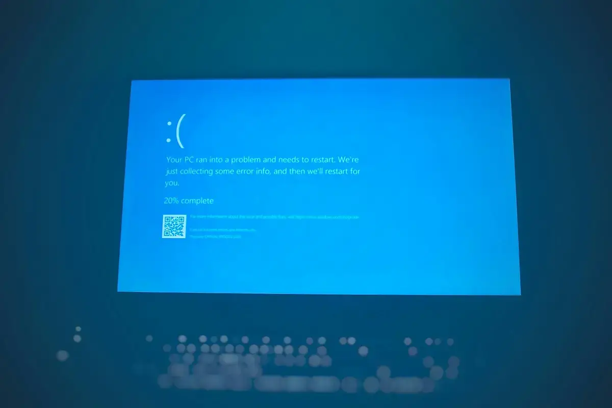 電腦螢幕呈現 Windows 11 安全設定與驅動程式檢查情境