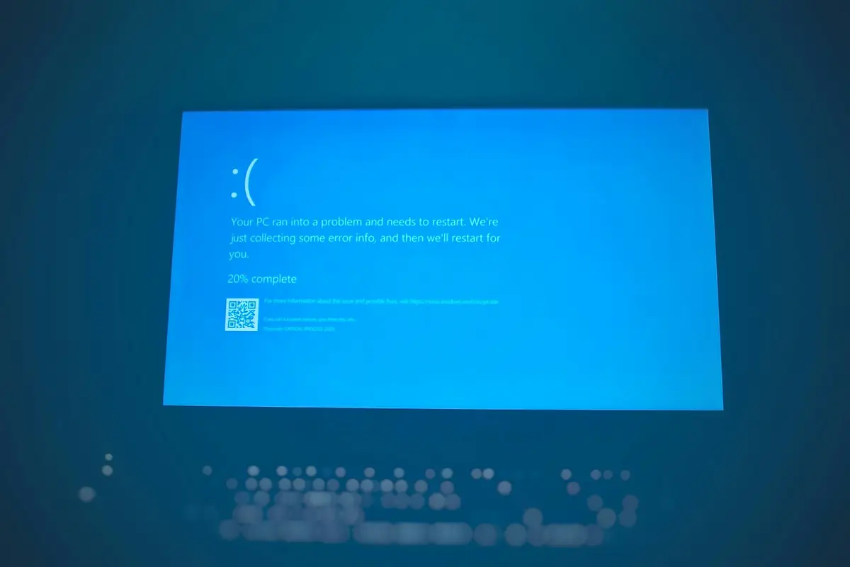 電腦螢幕呈現 Windows 11 安全設定與驅動程式檢查情境