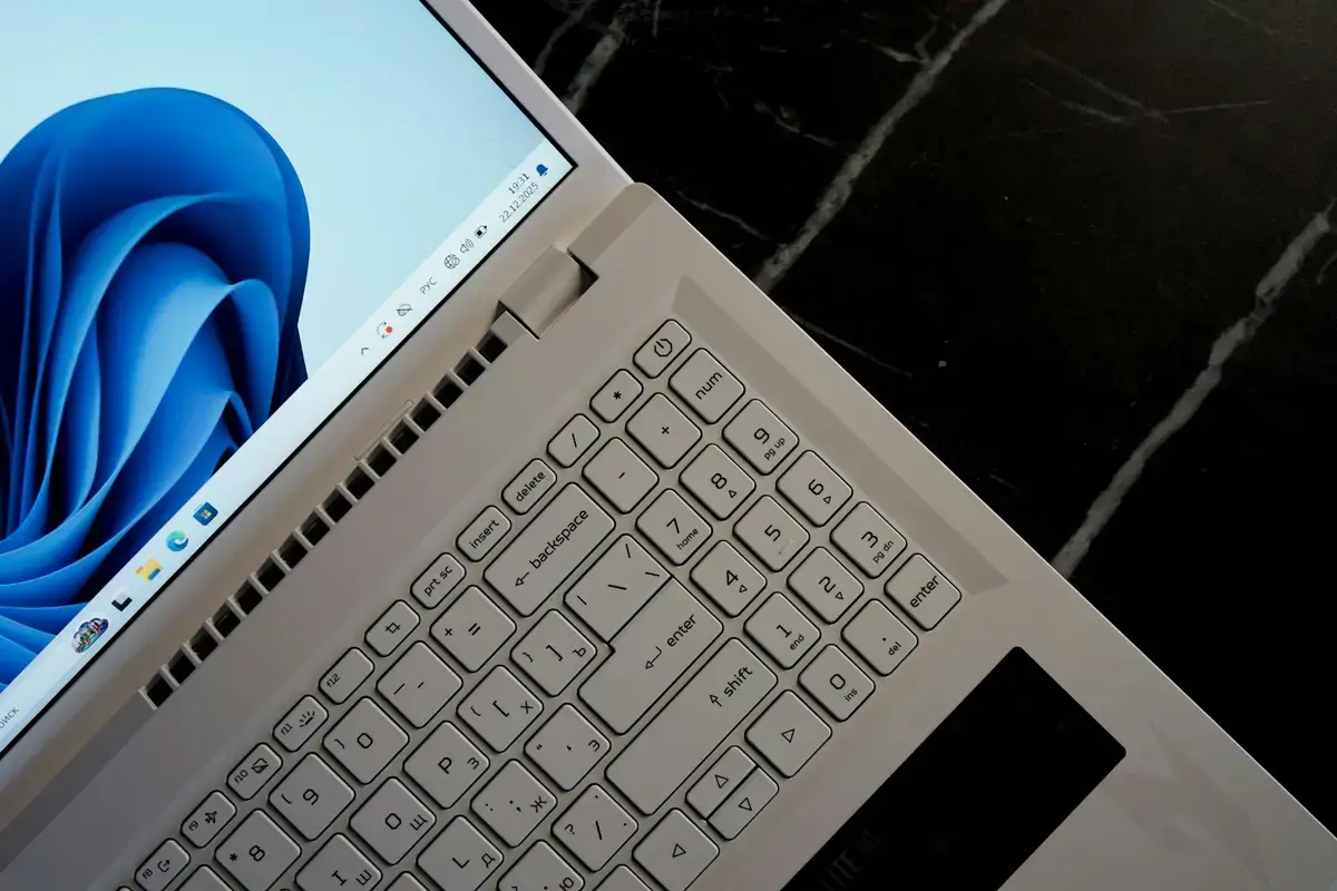 桌上型電腦螢幕顯示 Windows 11 工作管理員效能與記憶體圖表