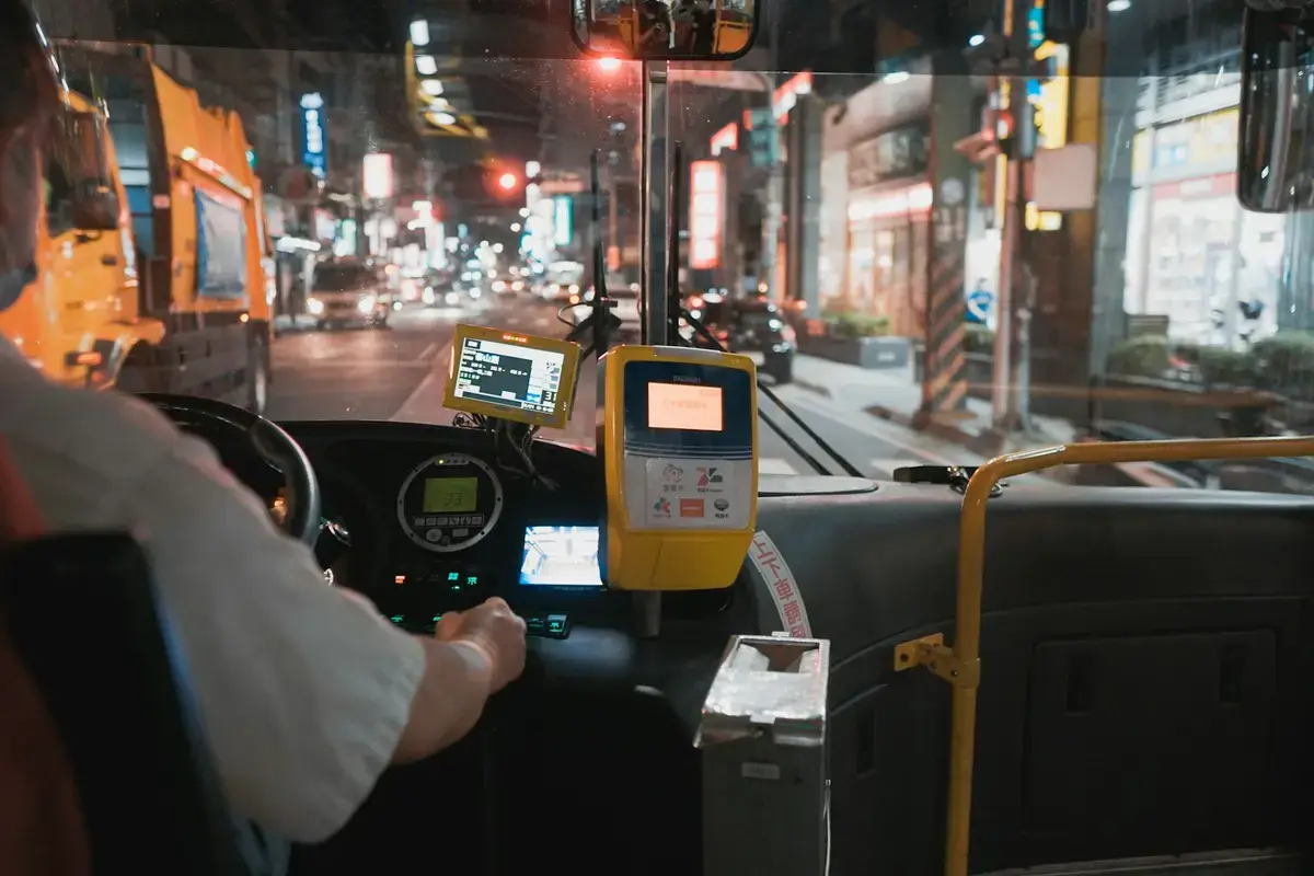 市區街道上行駛的公車，呈現公共運輸日常載客情境