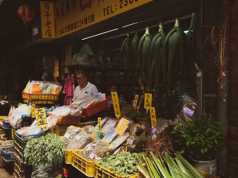 市場蔬果攤上各種葉菜與草莓，象徵農藥殘留風險與正確清洗的消費者關注