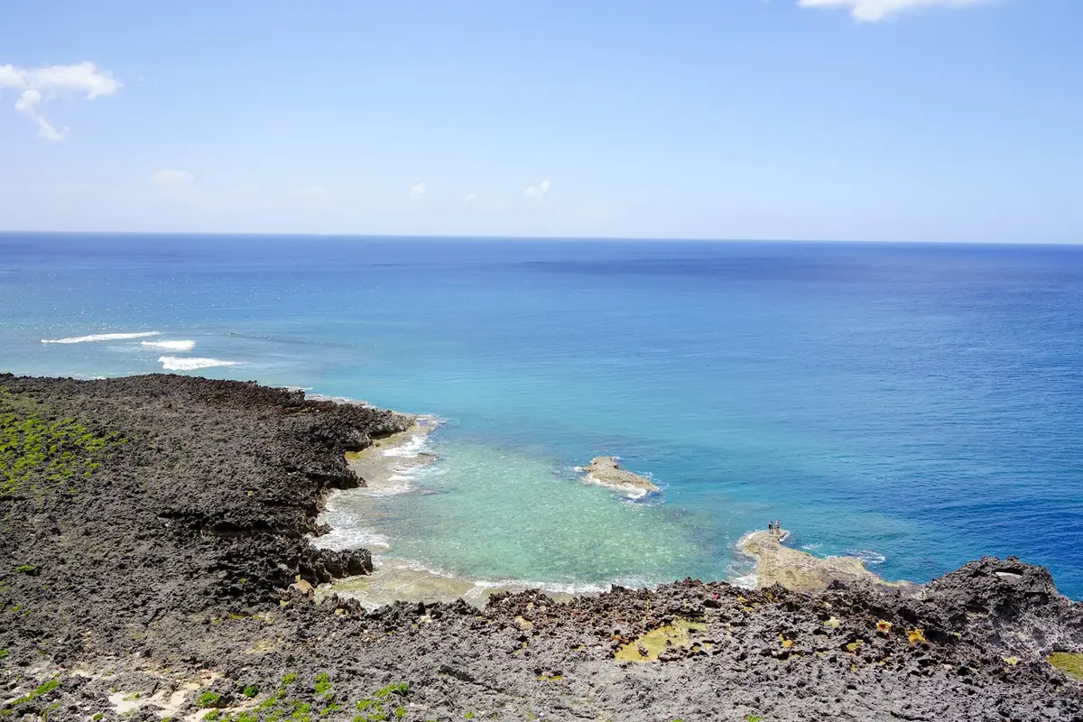 岩岸岬角伸入藍色海面的海岸景觀示意圖