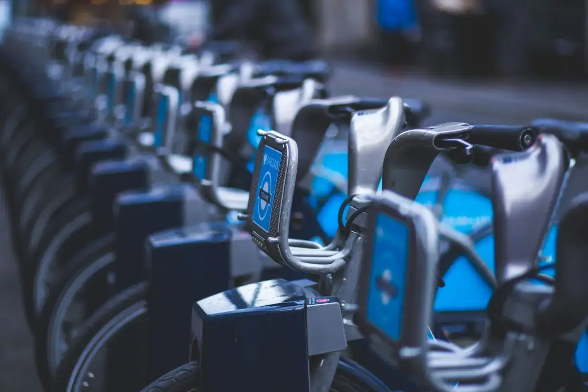城市公共自行車站整齊停放多台共享單車，呈現通勤與公共運輸接駁場景