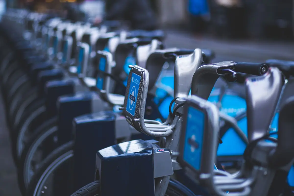 城市公共自行車站整齊停放多台共享單車，呈現通勤與公共運輸接駁場景