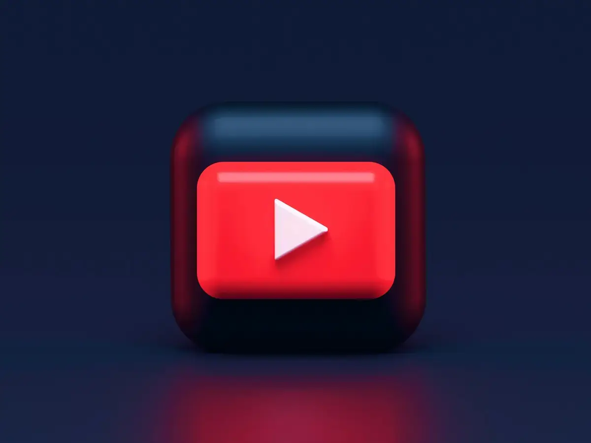 手機螢幕上的YouTube播放圖示，象徵YouTube Premium雙人方案的訂閱選擇