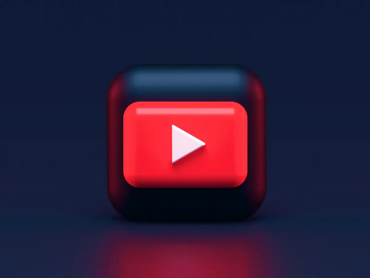 手機螢幕上YouTube應用程式圖示特寫