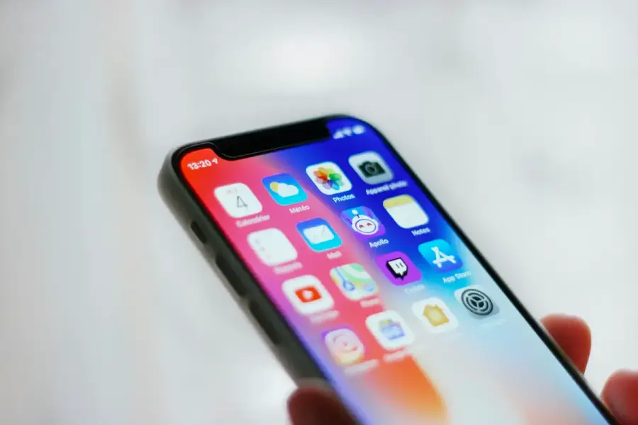 手持iPhone查看手機畫面，象徵綁定信用卡到Apple Pay錢包