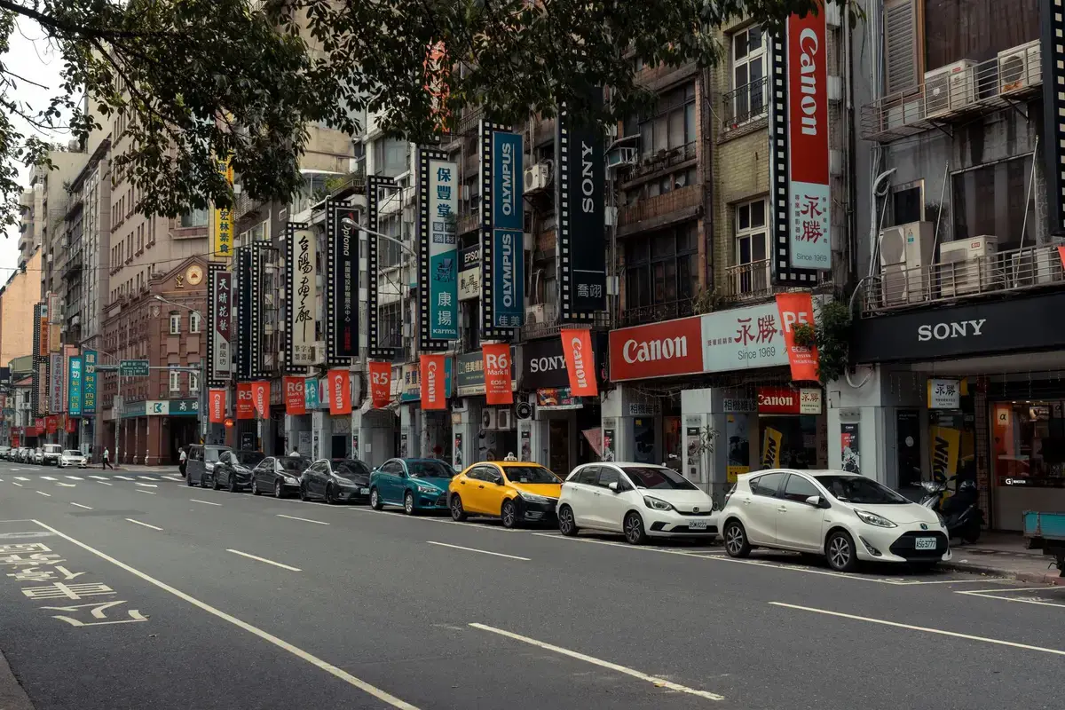台北街區店面與行人街景示意