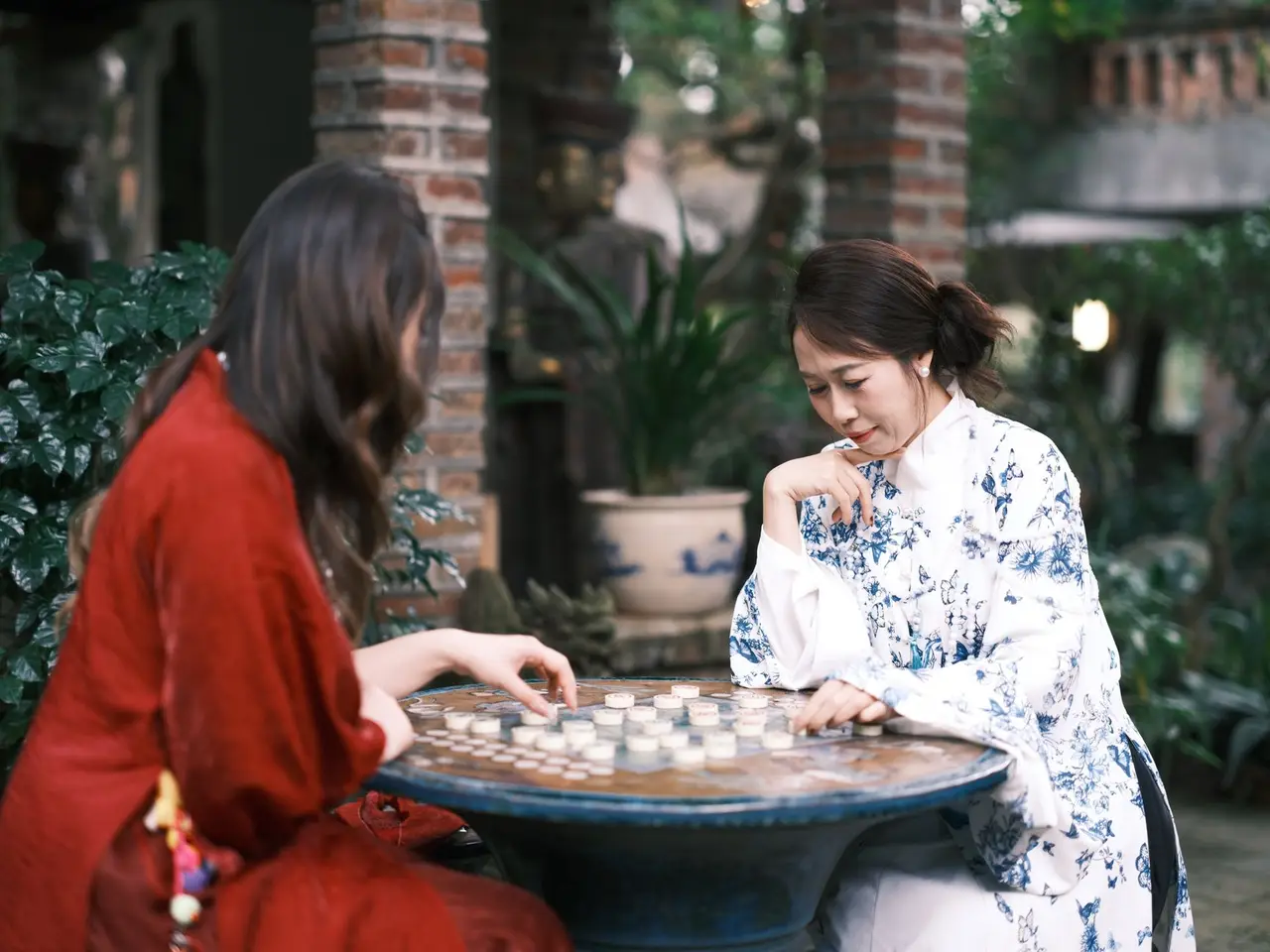 圍棋棋盤上黑白棋子密集排列，象徵市場競爭格局與差異化策略思考