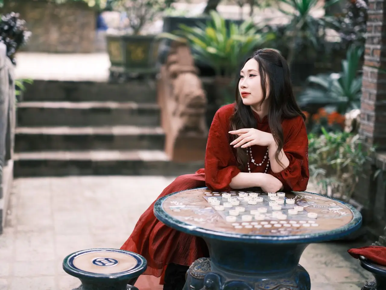 黑嘉嘉在圍棋棋盤前示範棋局，呈現 AI 圍棋教育與日本棋院合作的品牌形象