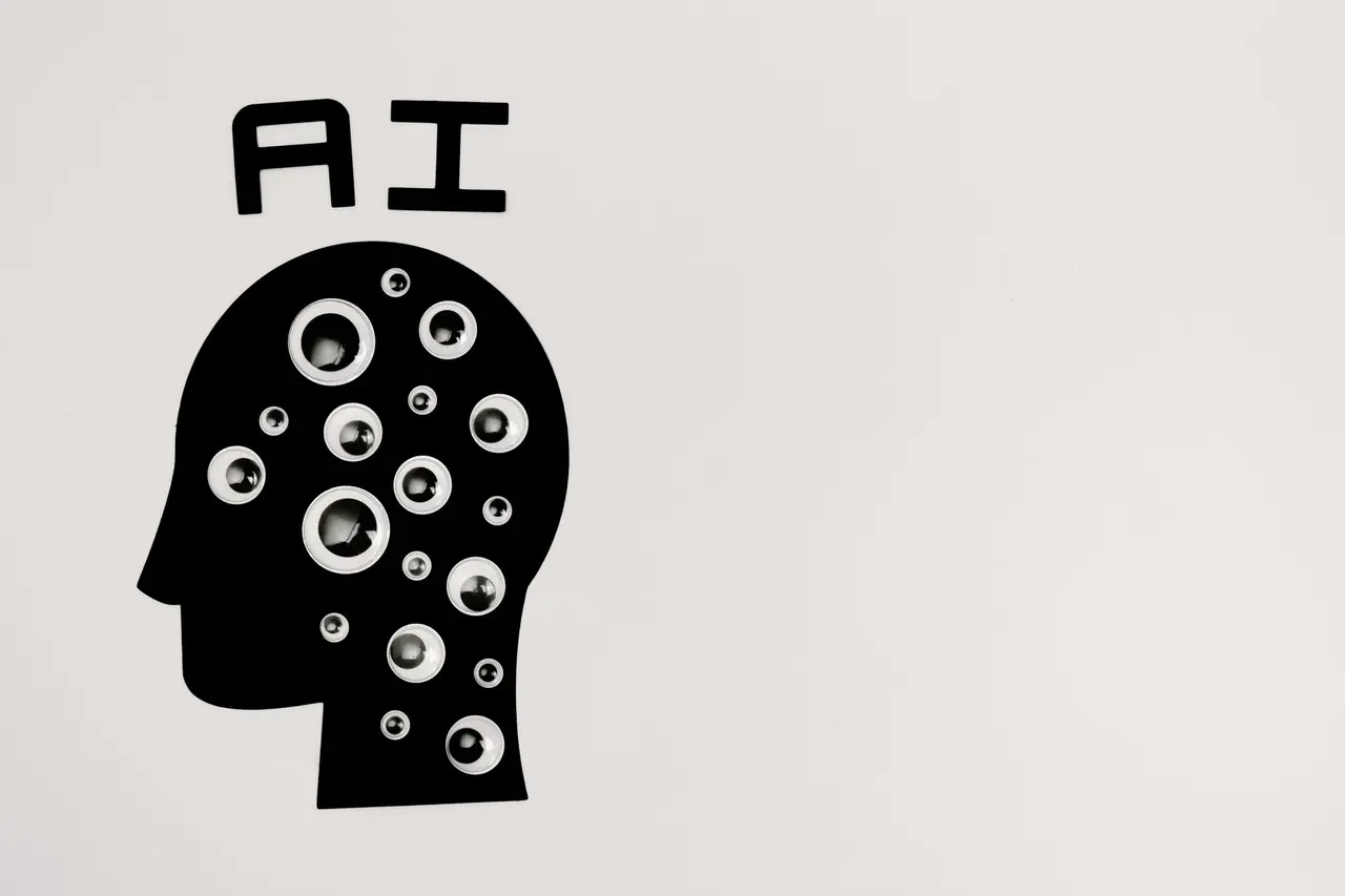 患者在就診前低頭查看手機上的 AI 回覆，診間白色背景烘托焦慮氛圍