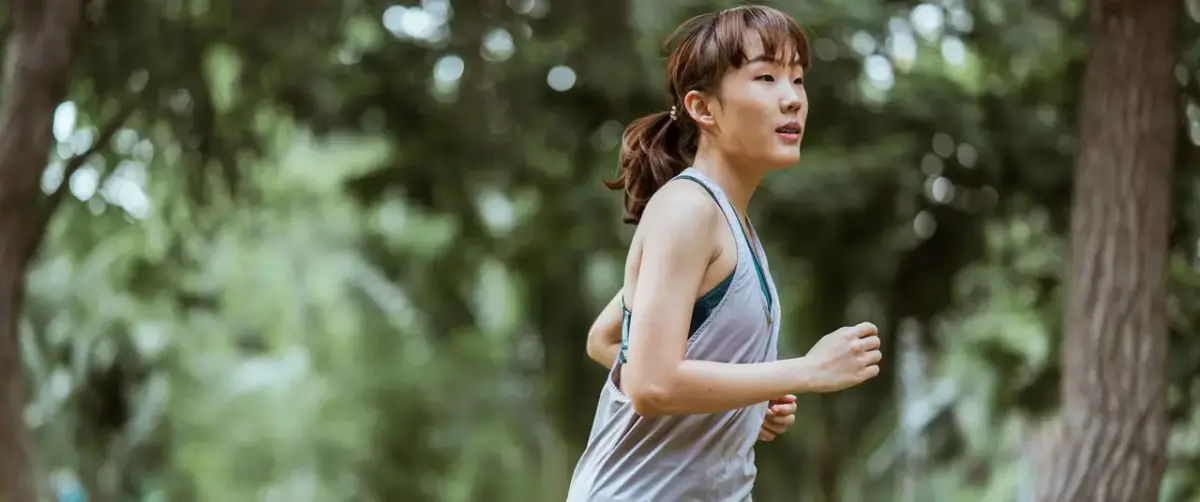 醫師在診間向病人介紹遠距醫療平台的運作方式