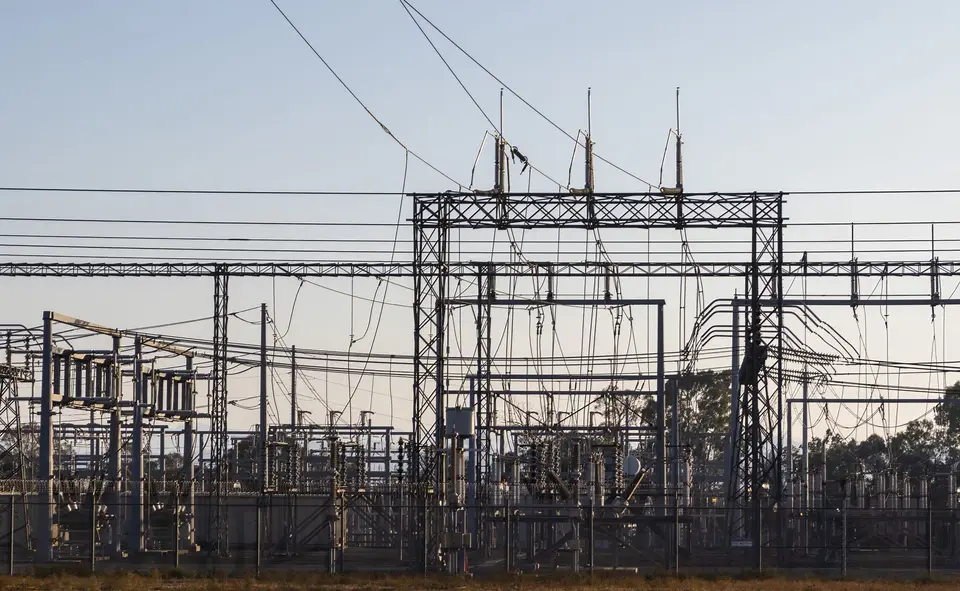 變電所內的變壓器與高壓輸電設備