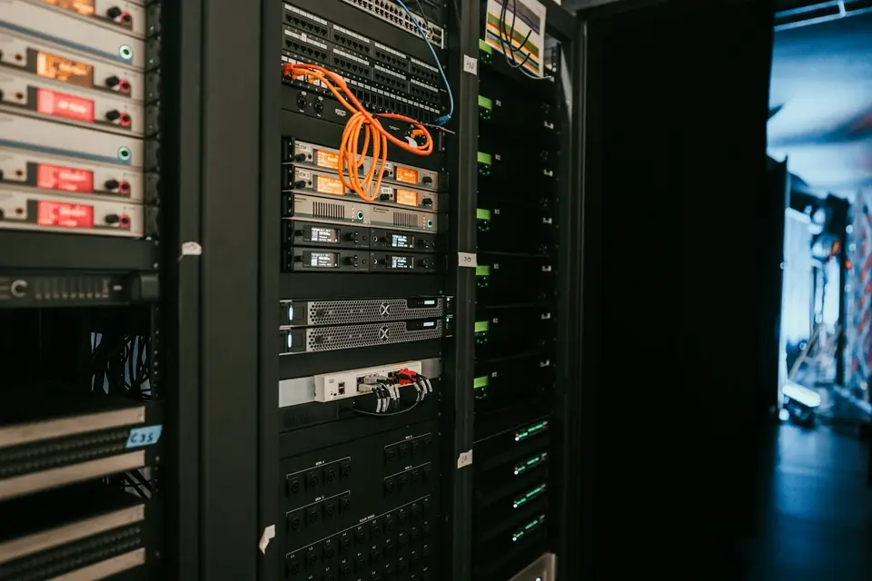 AI 資料中心一排機架旁的獨立高壓直流 power rack，旁邊是 GPU 計算機架與母線
