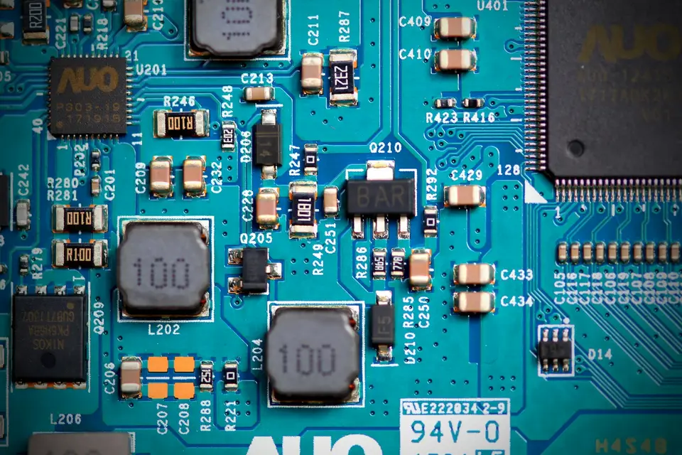 AI 伺服器電源板上的電感、電容與電流感測元件近距離特寫