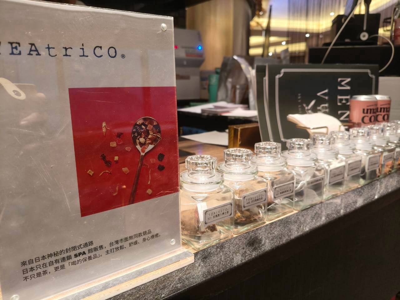 VUE SKY LOUNGE 內陳列的茶飲與香氣相關物件