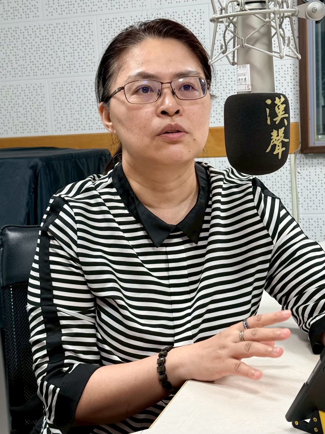 AI自媒體教練鍾婷在錄音室拍照