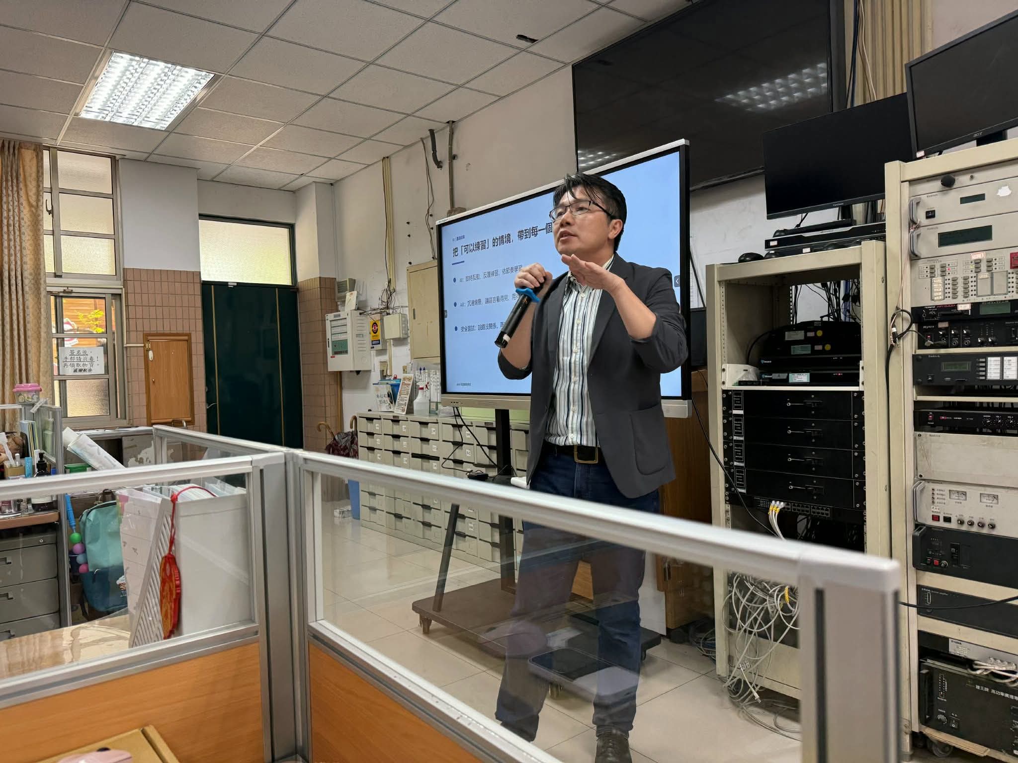 林立行以簡報向現場來賓說明如何把「可以練習」的情境帶進每一堂課