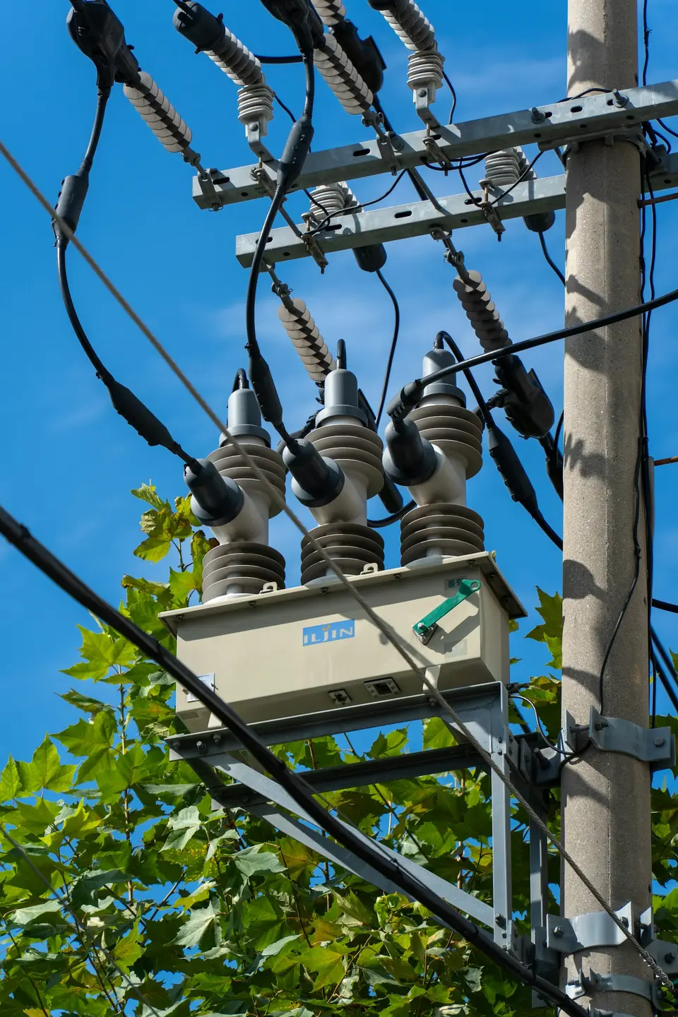 資料中心電力與運算設備意象,呈現AI基礎建設需求牽動企業營收的情境(示意圖)