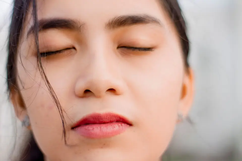 同一張臉在不同光線與表情下的 AI 影像評估差異