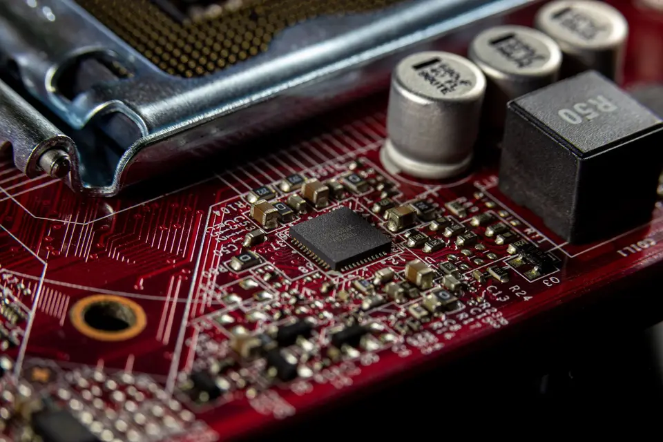 AI PC主機板與晶片供電元件特寫，象徵AI電腦產品化