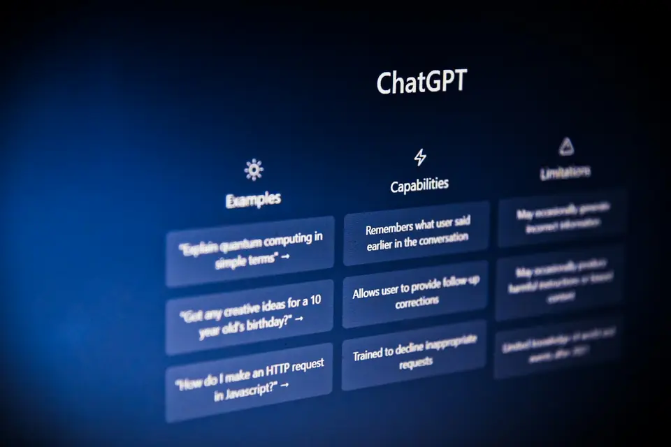 筆電螢幕顯示個人 AI 對話、檔案分析與語音工具圖示，呈現 ChatGPT Plus 的使用情境