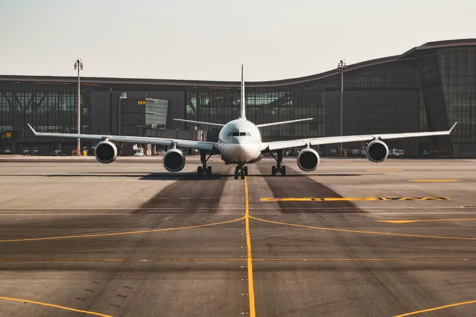 一架客機停放在機坪上未執行飛行任務(示意圖)