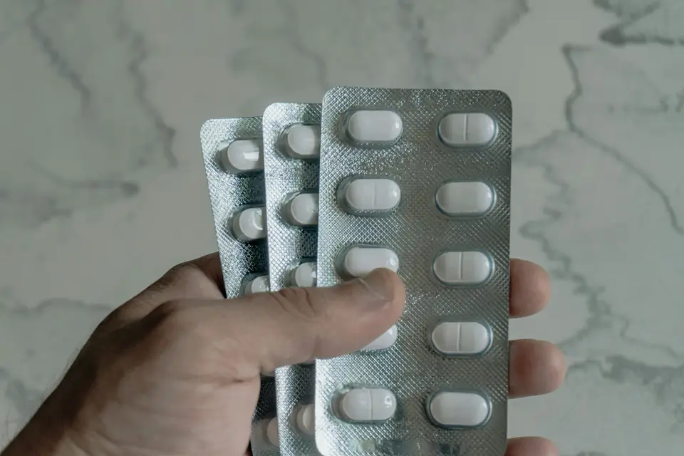 手持過敏藥物錠劑（如抗組織胺）的示意畫面