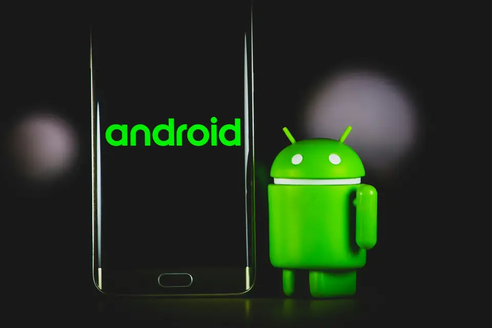 手機與筆電旁顯示 APK 檔案和應用程式安全檢查示意