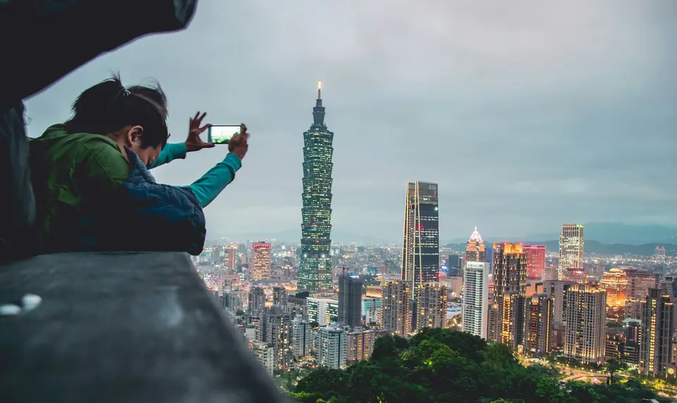 台灣使用者手持 Android 手機查看應用程式驗證通知的示意畫面