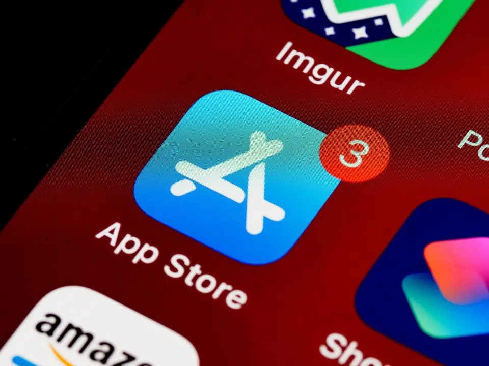手機螢幕顯示登入與帳務管理介面，呈現App Store訂閱取消與退款申請的數位服務情境