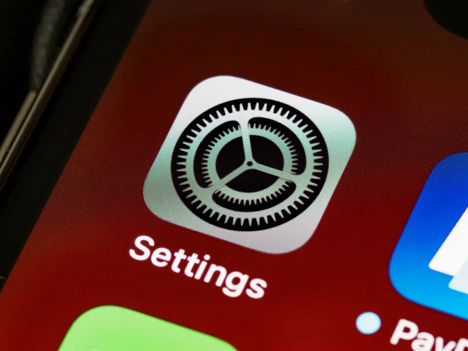平板與手機顯示App圖示，呈現從設定App管理Apple訂閱的裝置情境