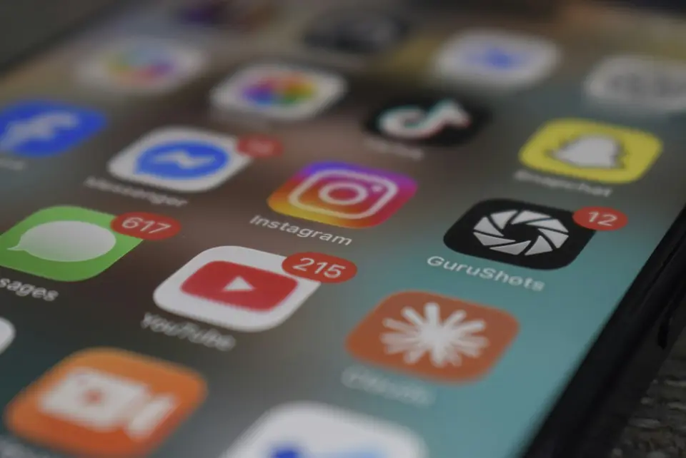 手機主畫面上的App圖示與訂閱帳務通知並列，象徵刪除App不等於取消訂閱