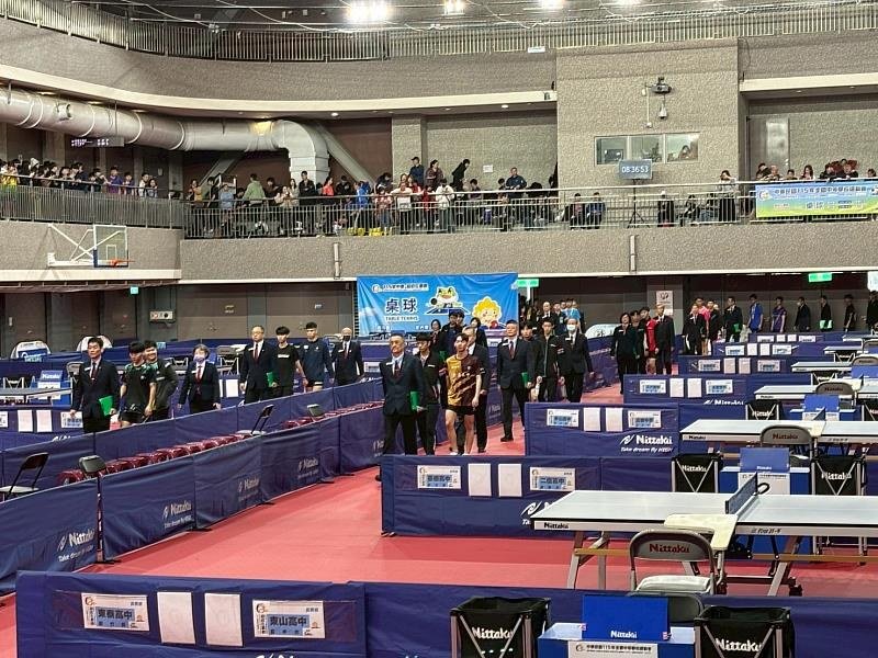 全中運桌球會內賽比賽現場示意圖，選手在體育館內揮拍對戰