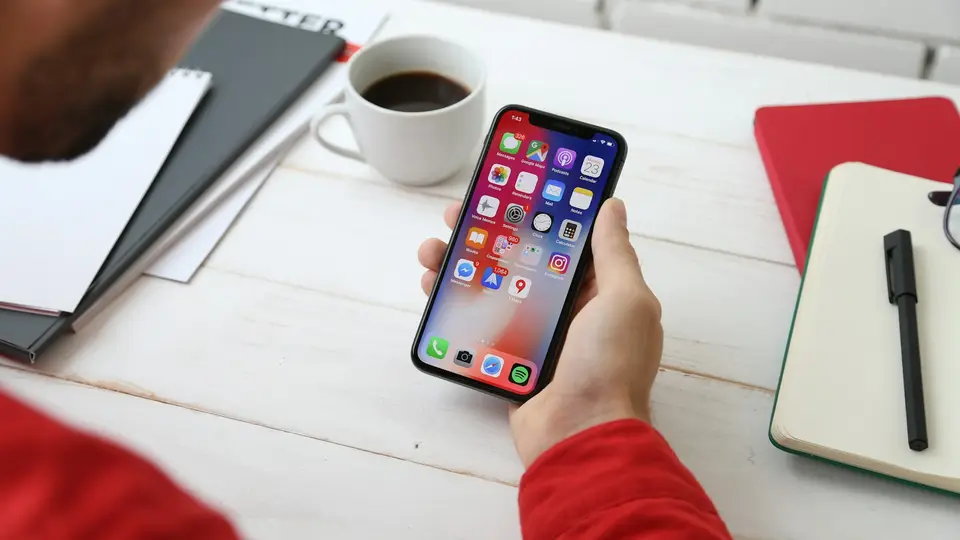 兩支手機分別顯示 App 下載要求與核准畫面
