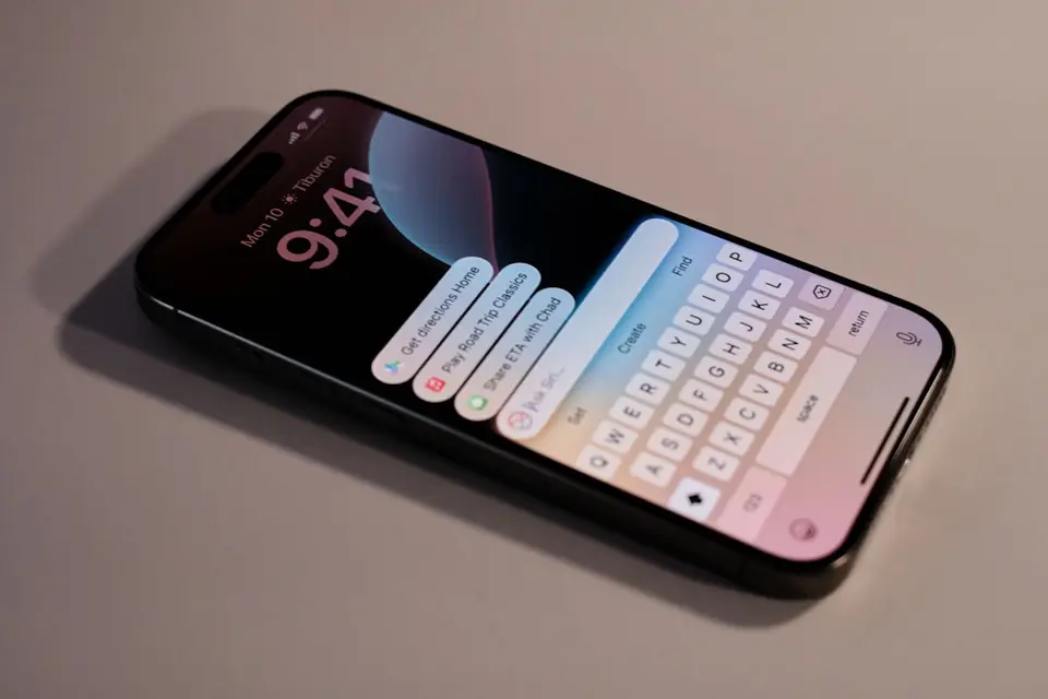 示意圖：iPhone 上的 Siri 語音助理畫面