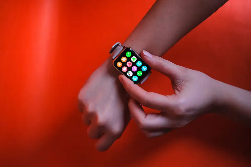 使用者在手機健康 App 檢查 Apple Watch 睡眠追蹤設定（示意圖）