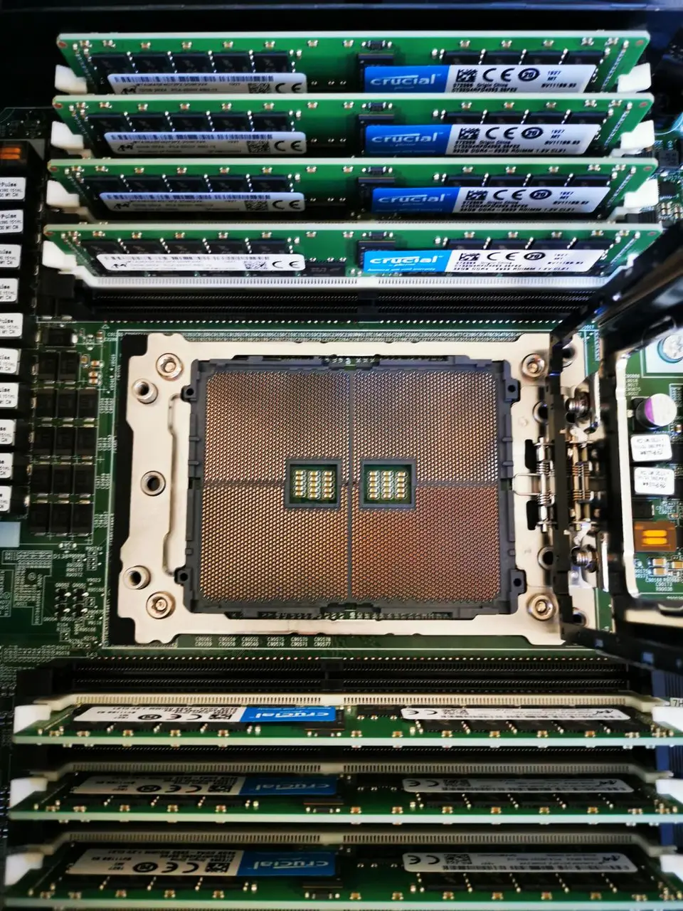 資料中心裡並存的 AI 加速器與伺服器晶片，象徵 GPU 與 ASIC 的出貨結構轉變