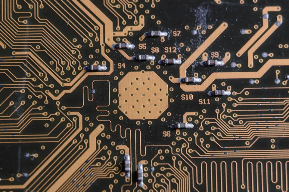 電路板與晶片設計特寫，象徵 ASIC 設計服務的客戶集中度與供應鏈風險