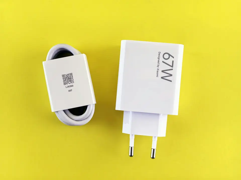 小米充電器與傳輸線放在桌面上，呈現送修前整理配件的情境