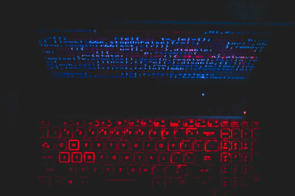 惡意網頁把指令注入 AI 瀏覽器代理、操縱它偏離原本任務的示意