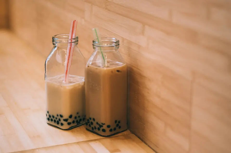 透明杯中的奶茶與黑色粉圓近照,呈現台灣日常飲料場景(示意圖)