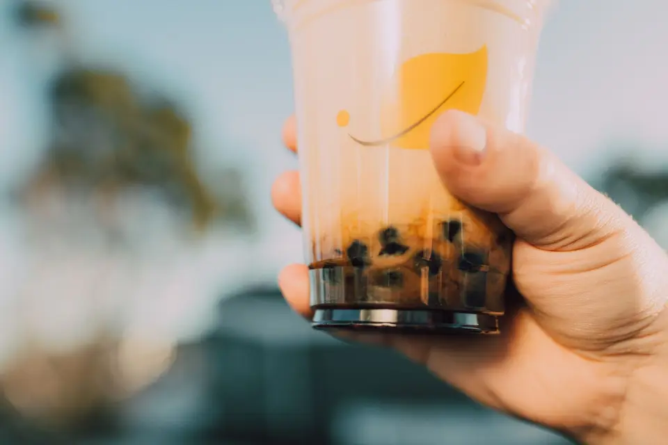 湯匙盛著黑色粉圓,旁邊有樹薯粉圓原料的食品製程示意(示意圖)