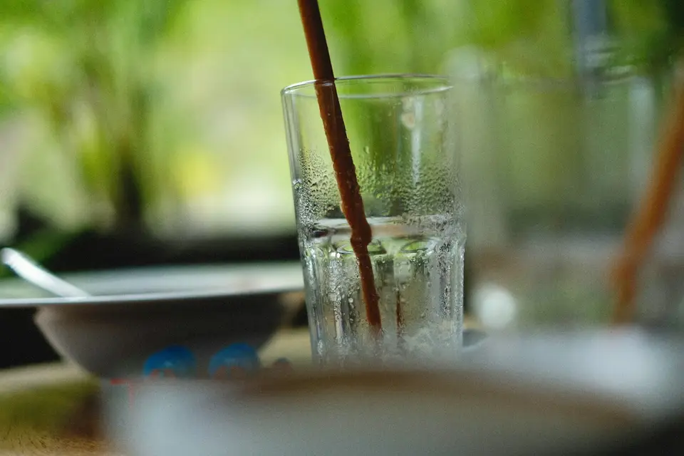 吸管把杯中的液體導向飲用者 玻璃杯中插著吸管,呈現液體經由吸管上升的示意場景